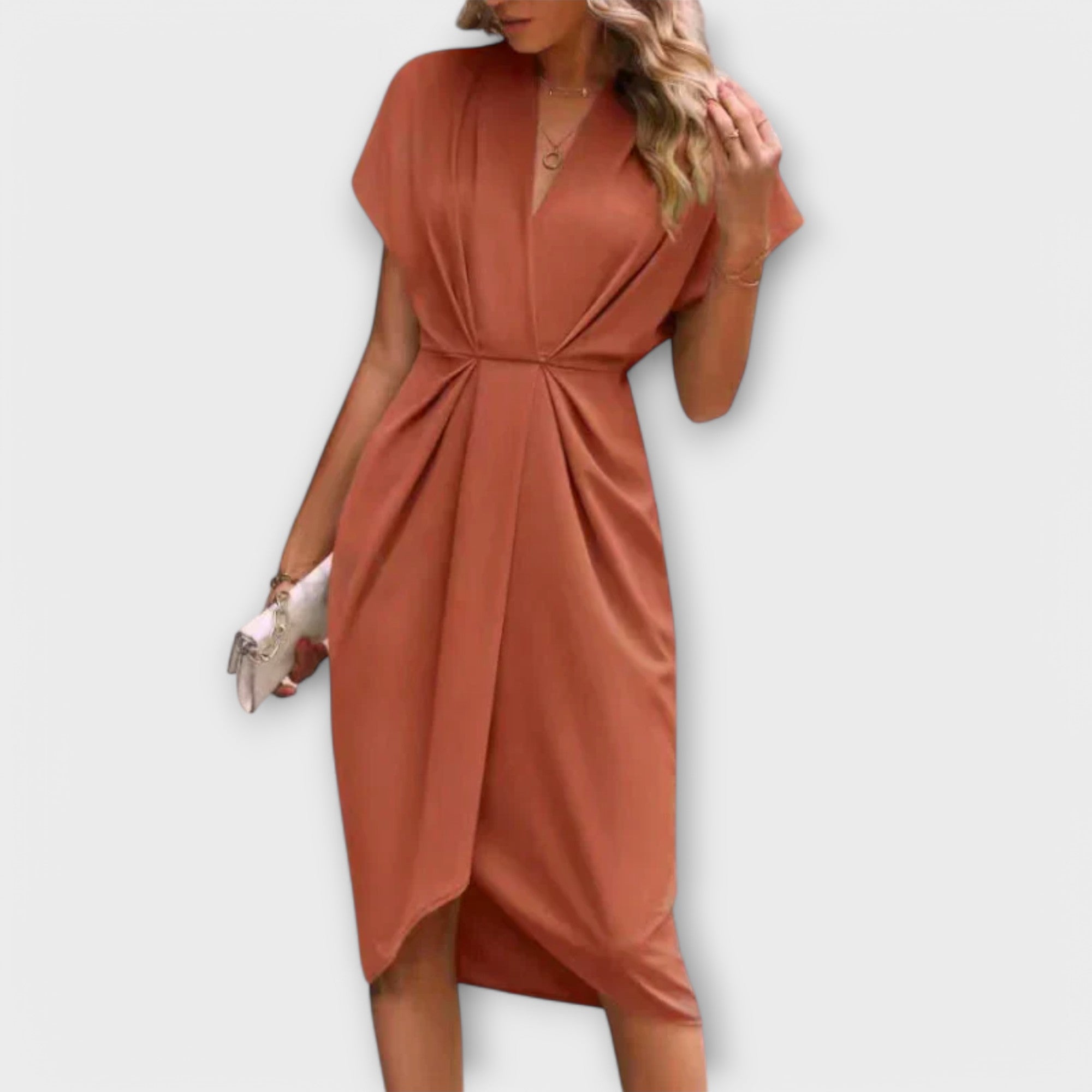Serena – elegantiška ir patogi midi apsivyniojanti suknelė
